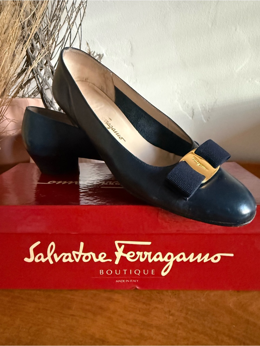 Salvatore Ferragamo Navy Vara Bow Leather Pumps 8AA(narrow)